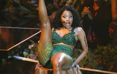 Nicki Minaj in topless per i fan 30