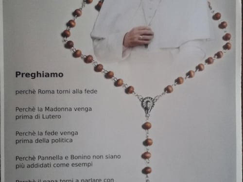 Volantino contro il Papa: "Perché la fede preceda la politica"