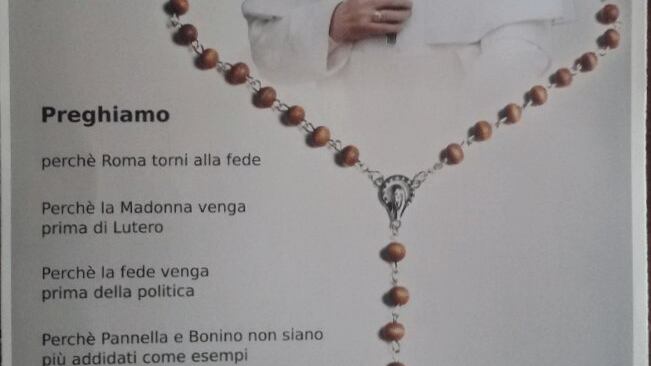 Volantino contro il Papa: "Perché la fede preceda la politica"