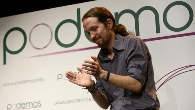 I rossi alla guerra di Spagna: Podemos primo nei sondaggi