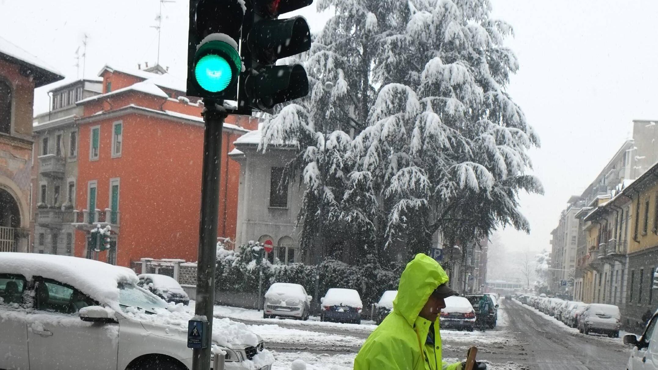 Dopo la neve è arrivato il caos: code, gelo e treni ancora fermi