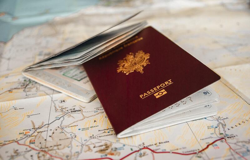 Blu, rossi o verdi: ecco il significato del colore dei passaporti 