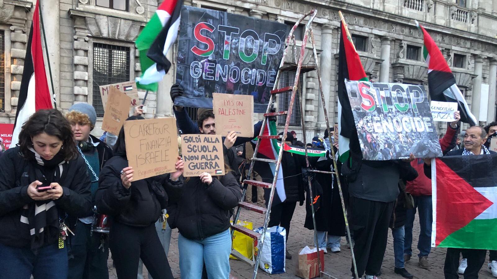 Bandiere palestinesi e ucraine. Le proteste fuori dal teatro
