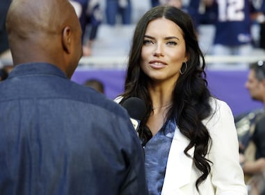 Adriana Lima regina di sensualità: gli scatti più hot della modella brasiliana 48