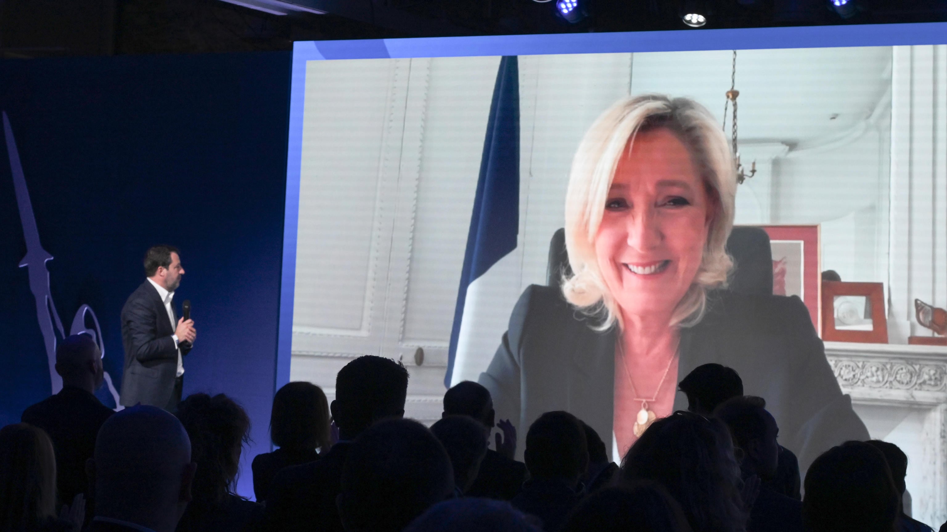 Congresso Lega, Le Pen a Salvini: “Lottiamo come Martin Luther King”