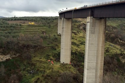 Precipita dal viadotto e fa un volo di 50 metri 2