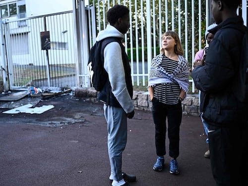 Dopo Napoli, passerella in Francia con la kefiah. Greta in tour tra le proteste