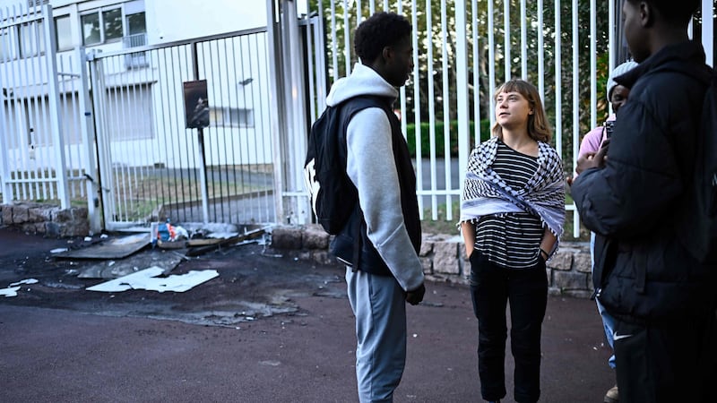 Dopo Napoli, passerella in Francia con la kefiah. Greta in tour tra le proteste