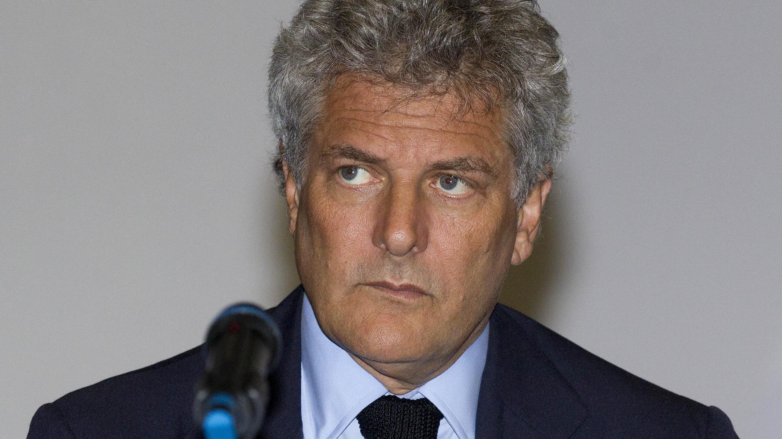 Il diktat a Repubblica: chi ha censurato le critiche a Elkann e perché