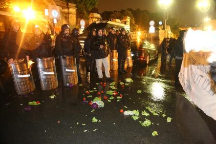 Tensioni alla Festa del Pd: blitz dei centri sociali 1