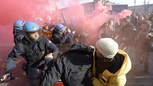 Scontri a Torino, la polizia carica 2
