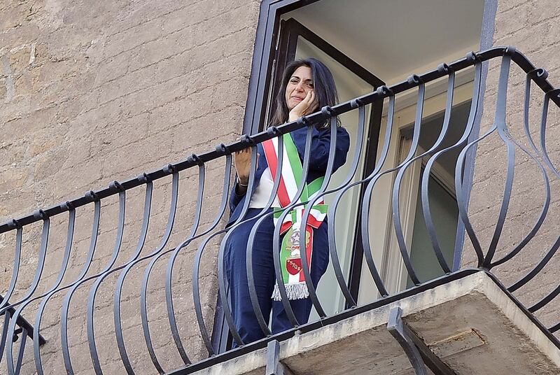 La Raggi si affaccia dal balcone del Campidoglio e si commuove 10