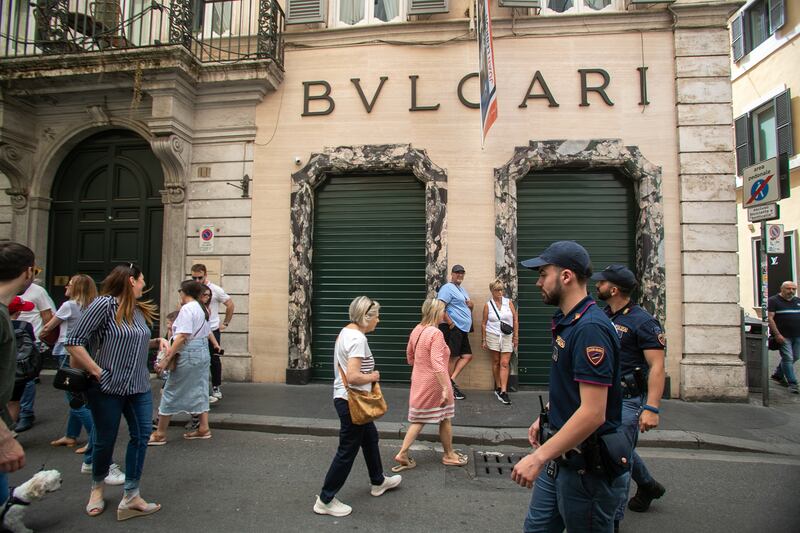 Dai sotterranei fanno un buco ed entrano da Bulgari: bottino di 500mila euro 11