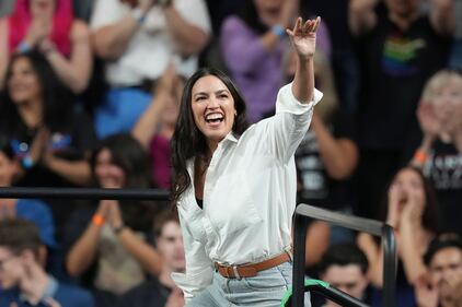  Alexandria Ocasio-Cortez e Bernie Sanders e i rally contro gli oligarchi 11