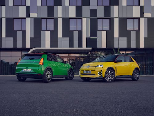 La «nuova» Renault 5 sempre bella e vanitosa