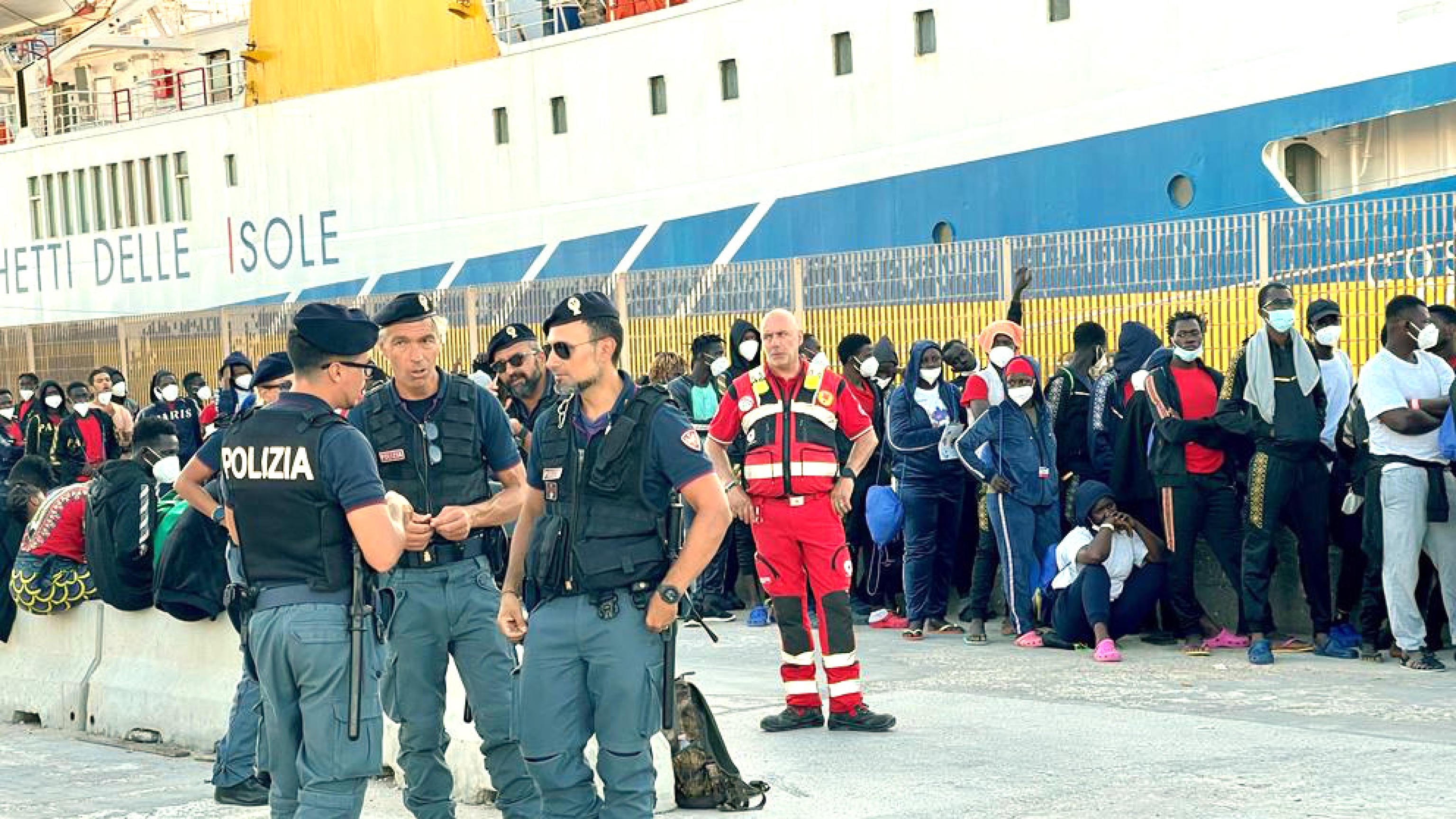 "Non portate più i migranti". L'appello contro le Ong