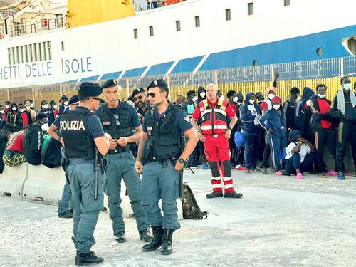 Sea Watch rifiuta Trapani ed entra a Lampedusa. "Rimasti senza benzina". Sbarcati 72 migranti