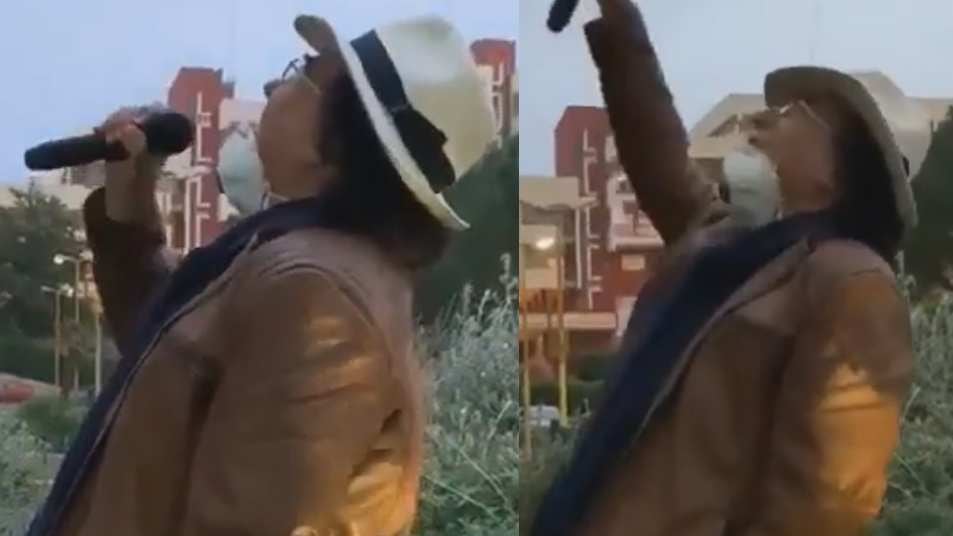 Al Bano canta "Felicità" fuori dall'hotel che ospita i medici di Bari