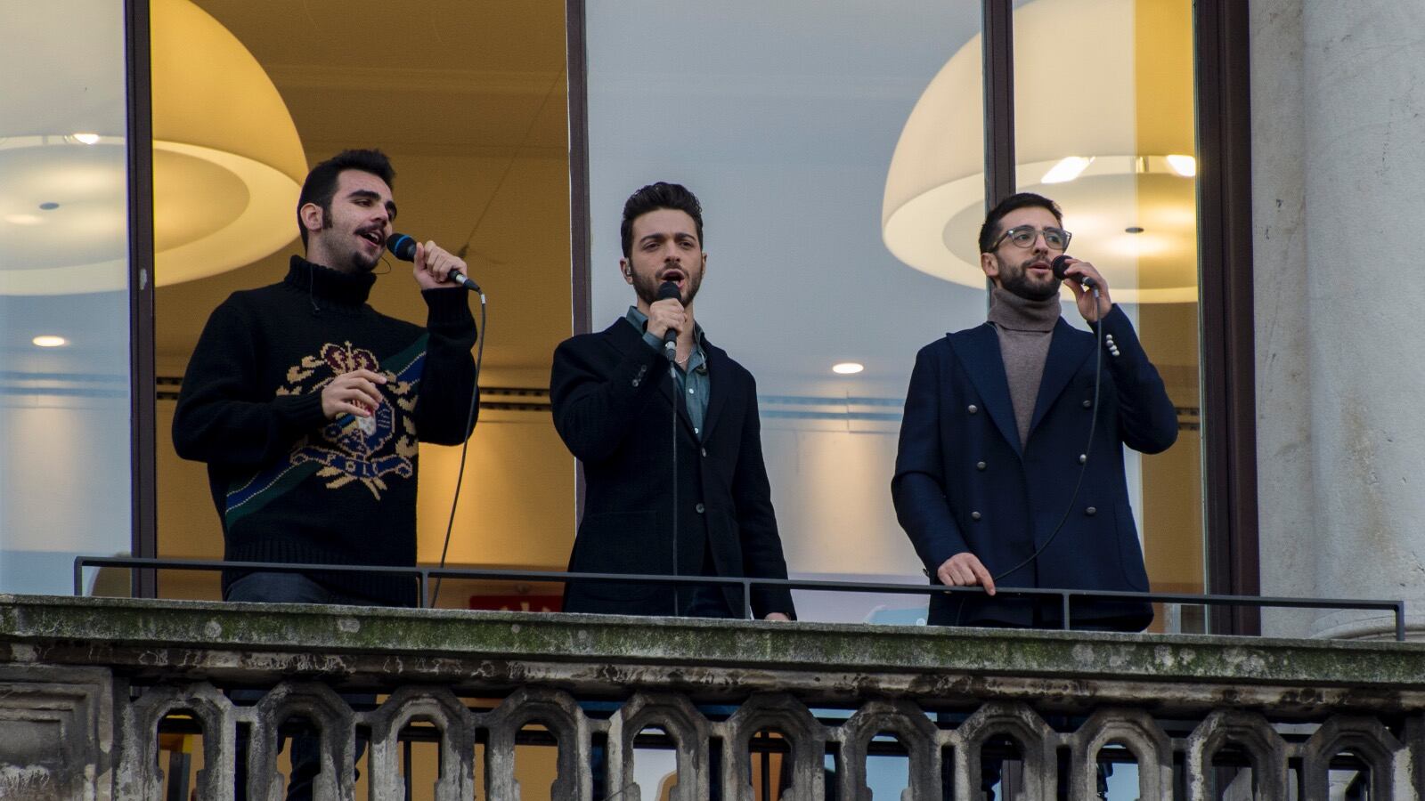 Milano, piazza Duomo gremita per il Volo