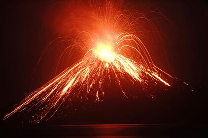 L'eruzione del vulcano Krakatau dello scorso luglio 1