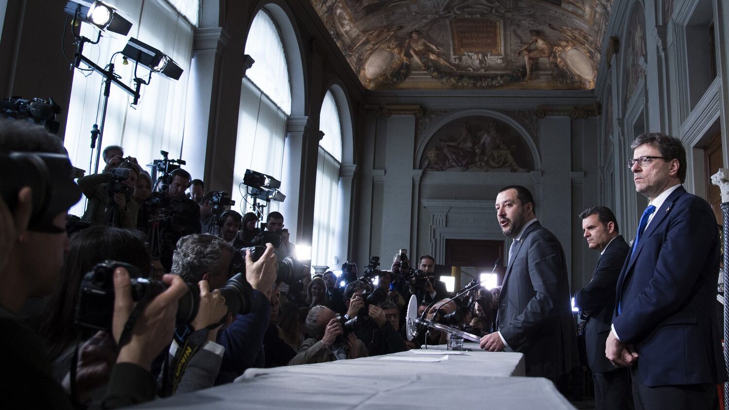 Salvini vuole spezzare l'assedio e minaccia di fare saltare tutto