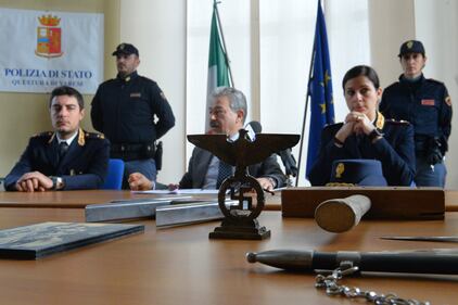 Naziskin, l'arsenale trovato nella sede di Varese 11