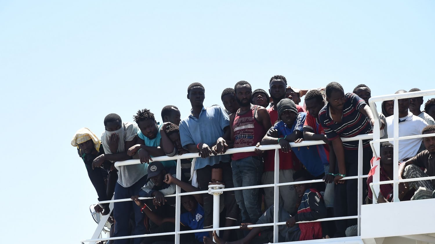 Migranti, la svolta di Salvini: chiusi tutti i porti italiani