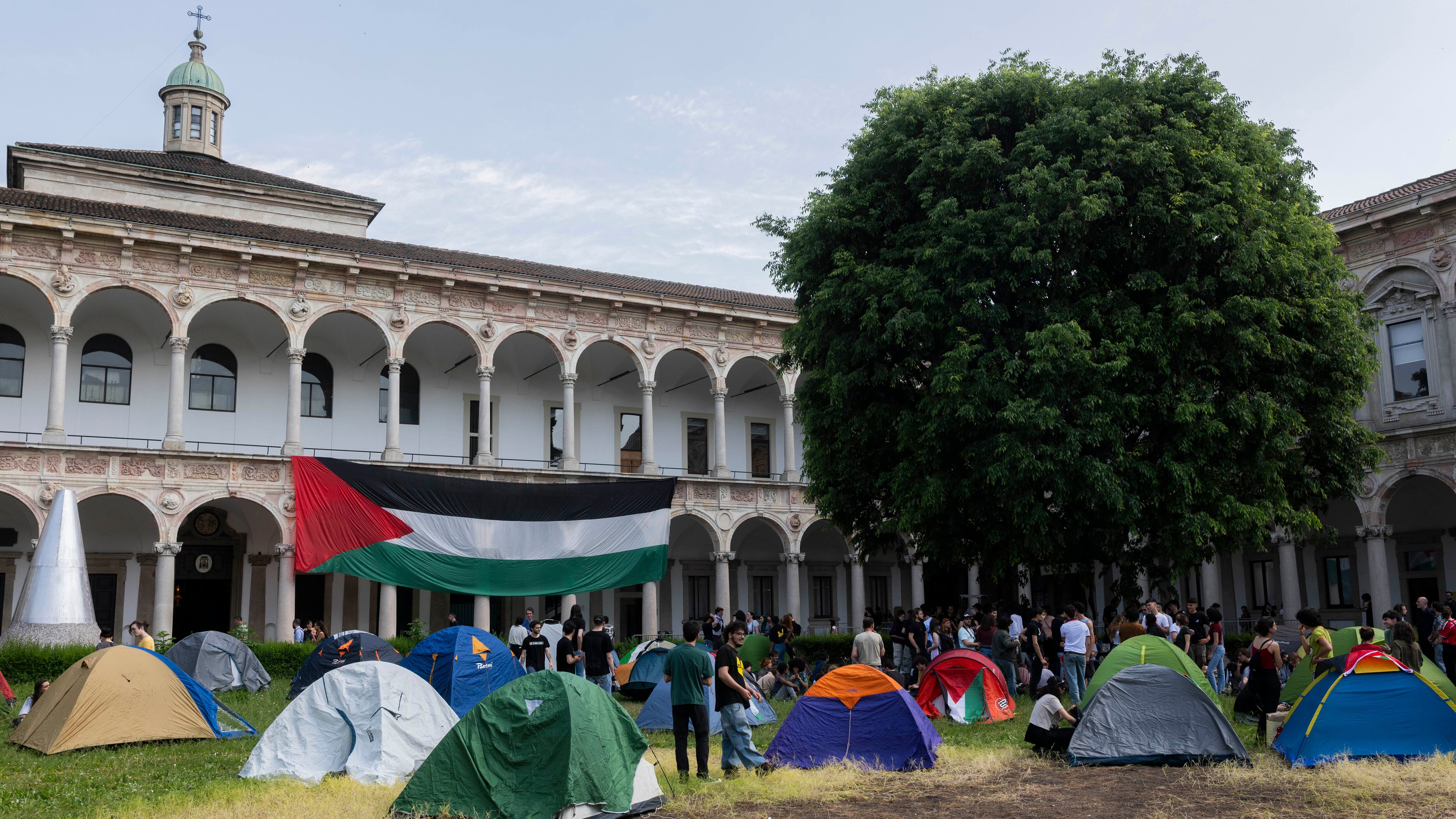 Bandiera palestinese sulla Statale che nega il convegno pro Israele