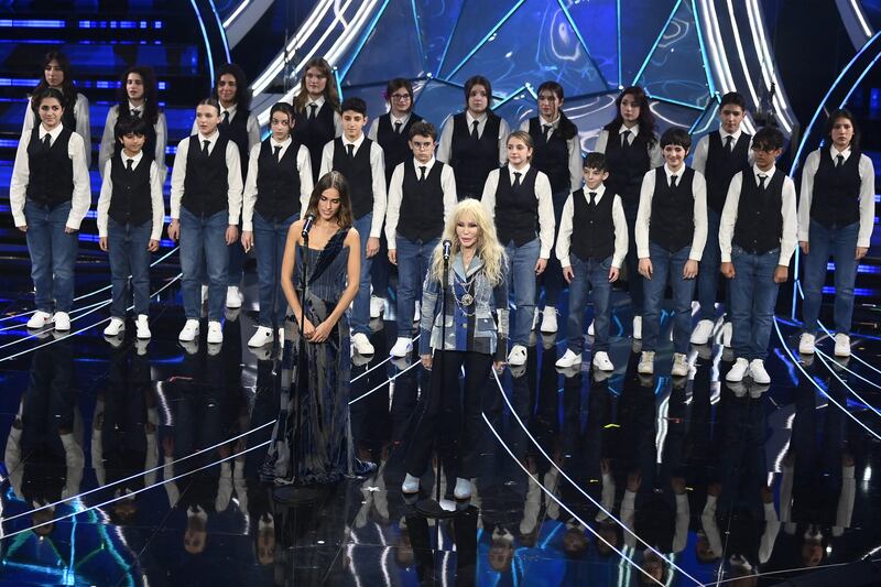 Sanremo 2024: ecco il look della quarta serata del Festival di Clara 6