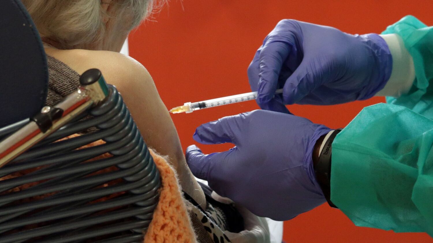Vaccini veloci a tappeto, addio Primule e burocrati. La svolta delle cure a casa