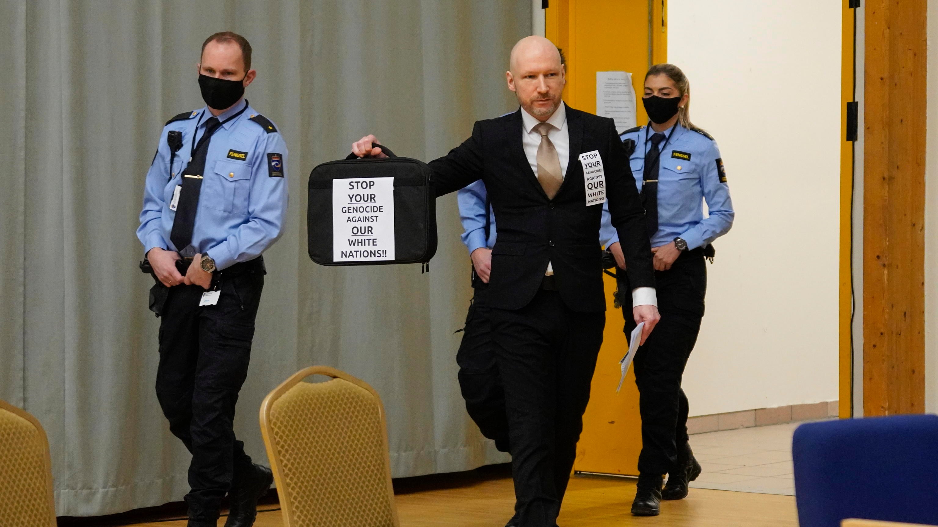 Breivik chiede la libertà condizionale (e si rivolge ai giudici con il saluto nazi)