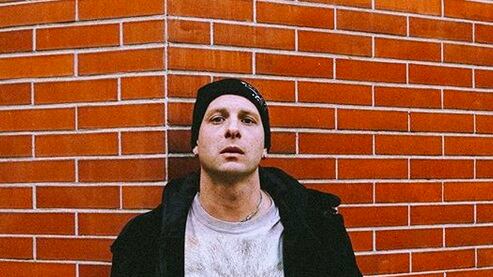 Clementino ai nuovi rapper: "Tu sei fiero del fatto che ti stai facendo di cocaina? Io ci stavo morendo"
