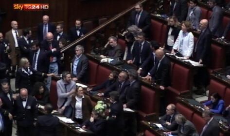Il lancio di crisantemi in Aula 8