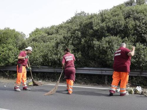 Spazzino riprende un residente che lascia l’immondizia per strada, ma viene colpito al volto