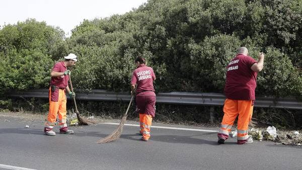 Spazzino riprende un residente che lascia l’immondizia per strada, ma viene colpito al volto