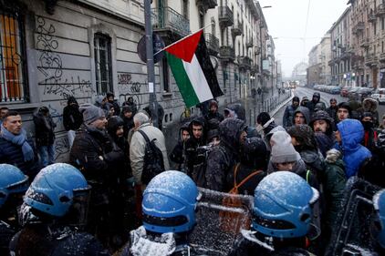 Scontri a Milano tra Forza Nuova e i centri sociali 1