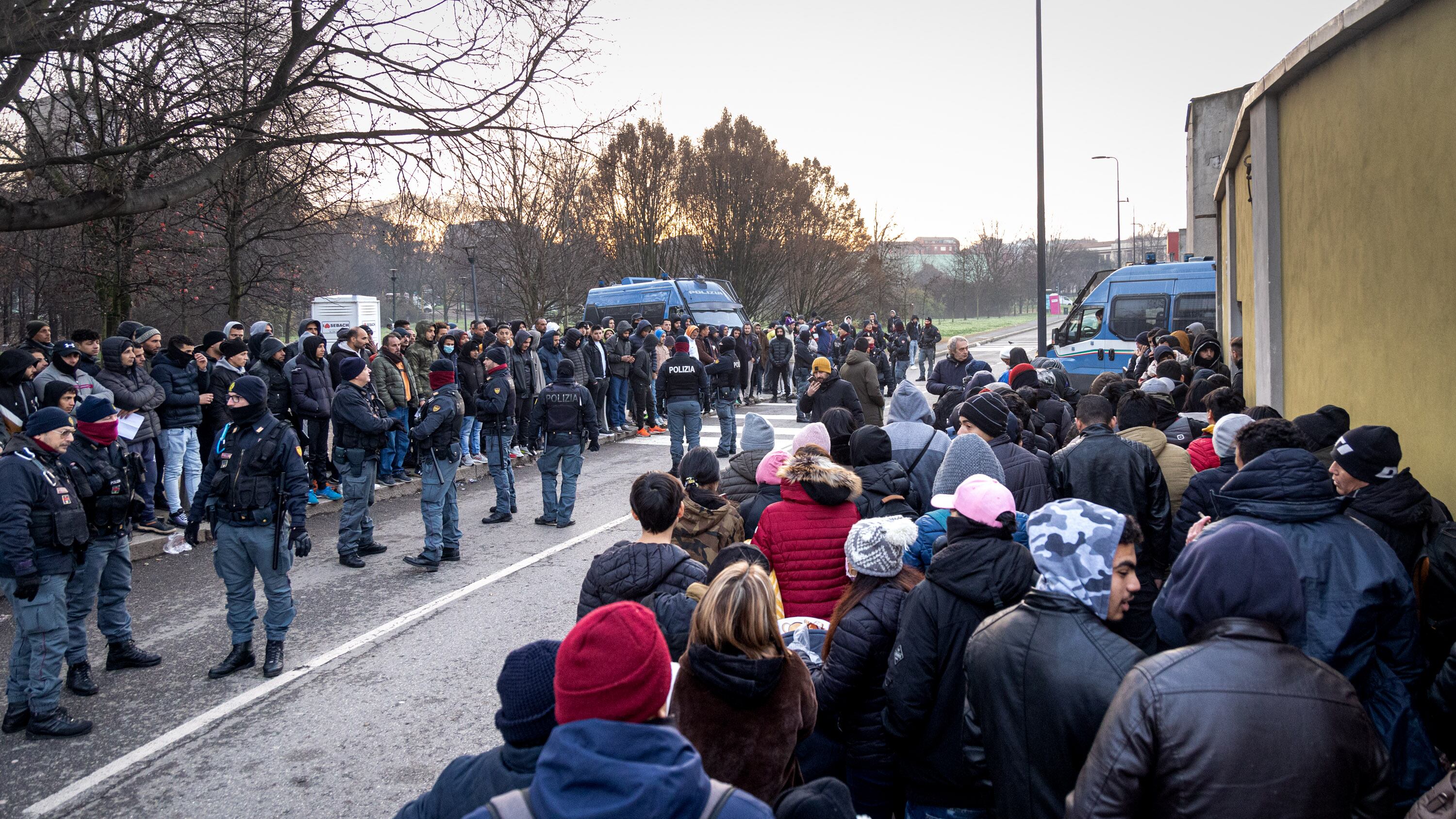 Via Cagni, stop alle code: c'è il portale per l'accesso all'ufficio immigrazione