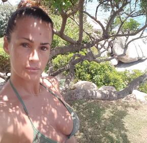 Samantha De Grenet hot, bikini al mare 3