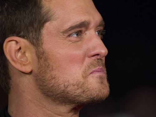 Fan contro Michael Bublé: controlla troppo la moglie