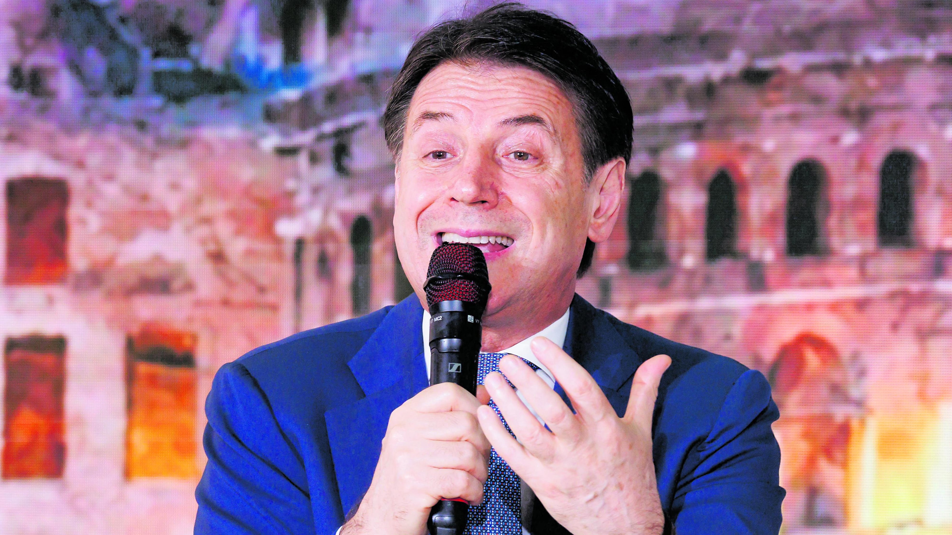 Conte nega le trame e offende. Ma le carte lo smentiscono