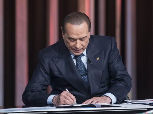 FI, Berlusconi firma "patto per la natalità"