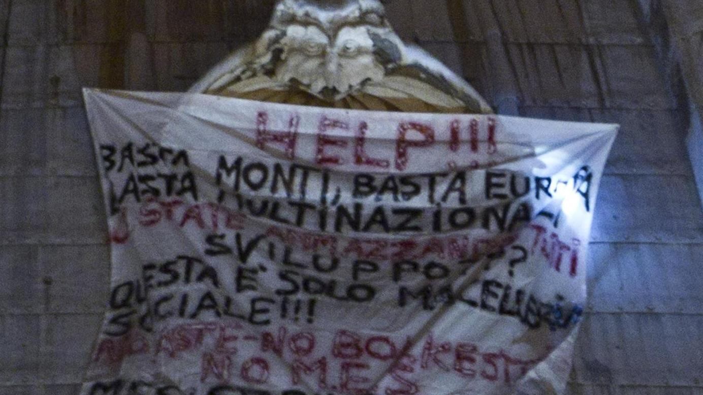 PROTESTA A SAN PIETRO Un imprenditore triestino si è arrampicato ieri sulla cupola di San Pietro a Roma, esponendo lo striscione: "Basta Monti, basta Europa, basta multinazionali"