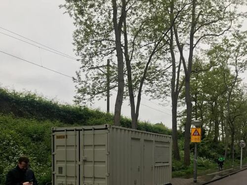 Prenota una stanza online, ma al suo arrivo trova un container sulla strada
