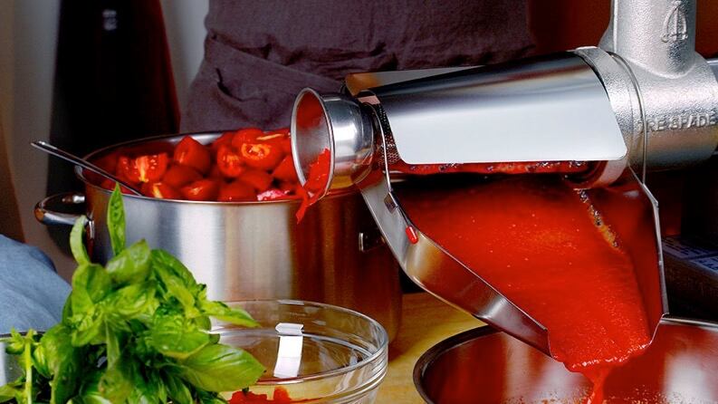 Strapassata, torna la sfida della passata di pomodoro fatta in casa
