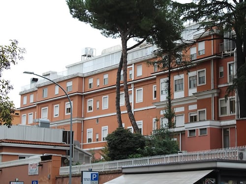 Attende 10 ore una Tac, 67enne muore in barella