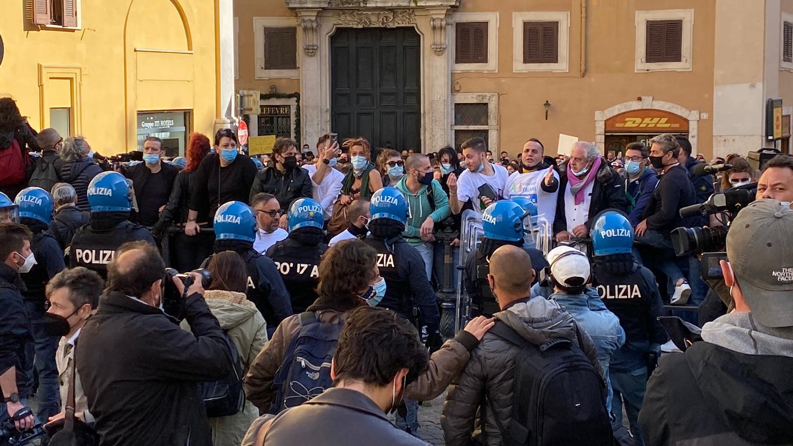 "Buffoni, fateci riaprire". Protestano gli ambulanti, guerriglia a Montecitorio
