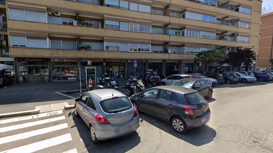 Fidanzati litigano in strada, poi aggrediscono i poliziotti: arrestati