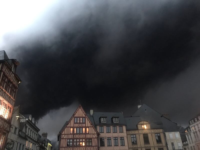 Rouen, incendio in un impianto chimico: nube nera sulla città 3