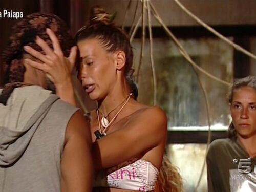 Isola dei Famosi, Giulia confessa: "Raz mi ha messo le mani in faccia e mi ha spinto"