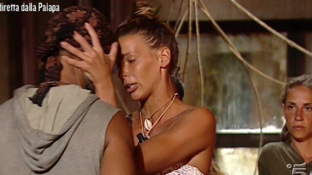 Isola dei Famosi, Giulia confessa: "Raz mi ha messo le mani in faccia e mi ha spinto"